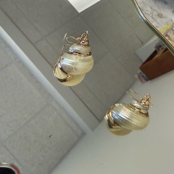 Elegant Gold and Cream Shell Earrings - Picture 5 of 5